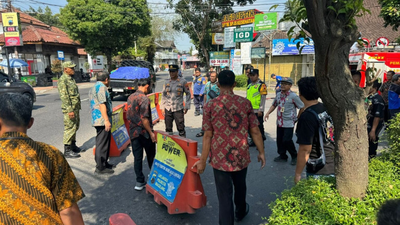 Jalan Dr. Sutomo Muntilan Rusak Parah, Warga Muntilan Turun ke Jalan!!